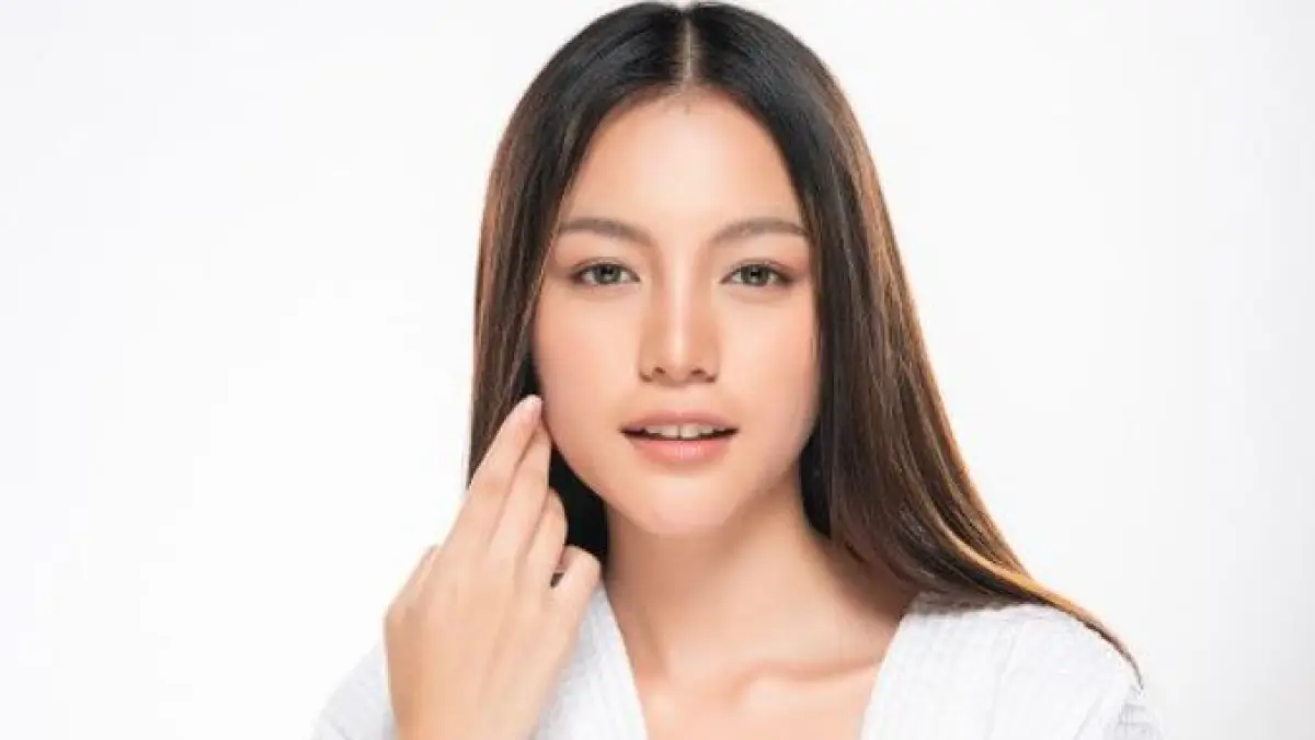 Ilustrasi wajaha cerah pakai Sunscreen Stick dengan Panthenol