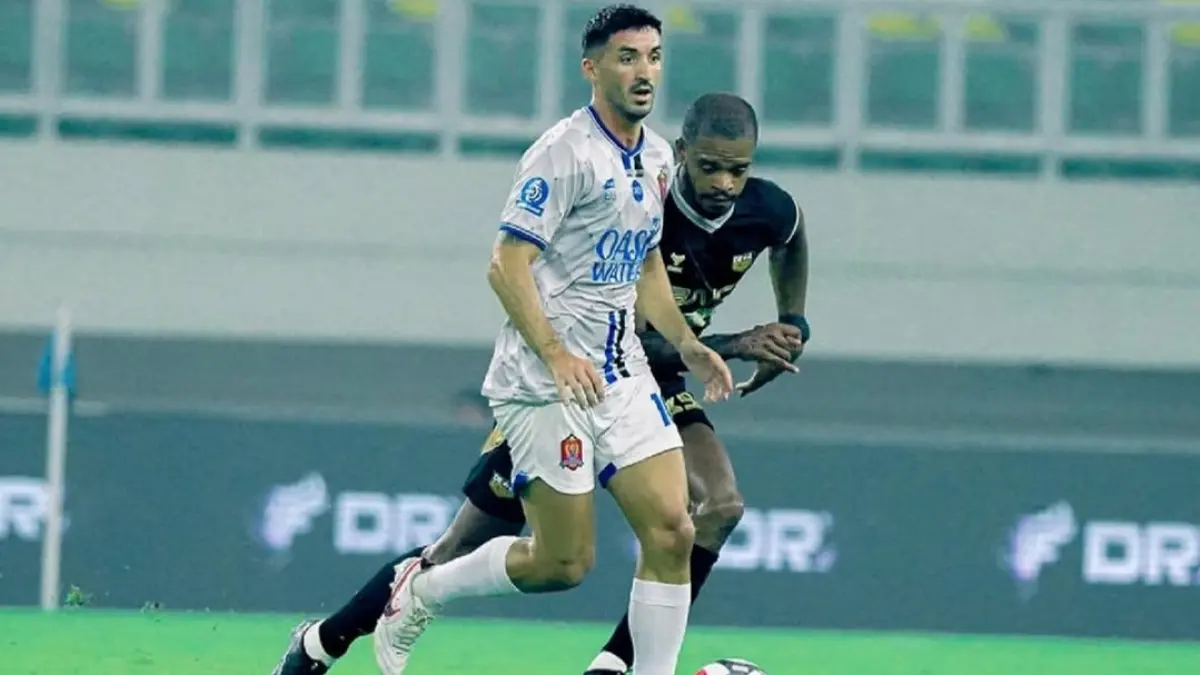 IMBANG: Striker Dewa United Alex Martins berebut bola dengan pemain Persijap Jepara dalam laga pekan ke-30. (IG @persijap_jepara)