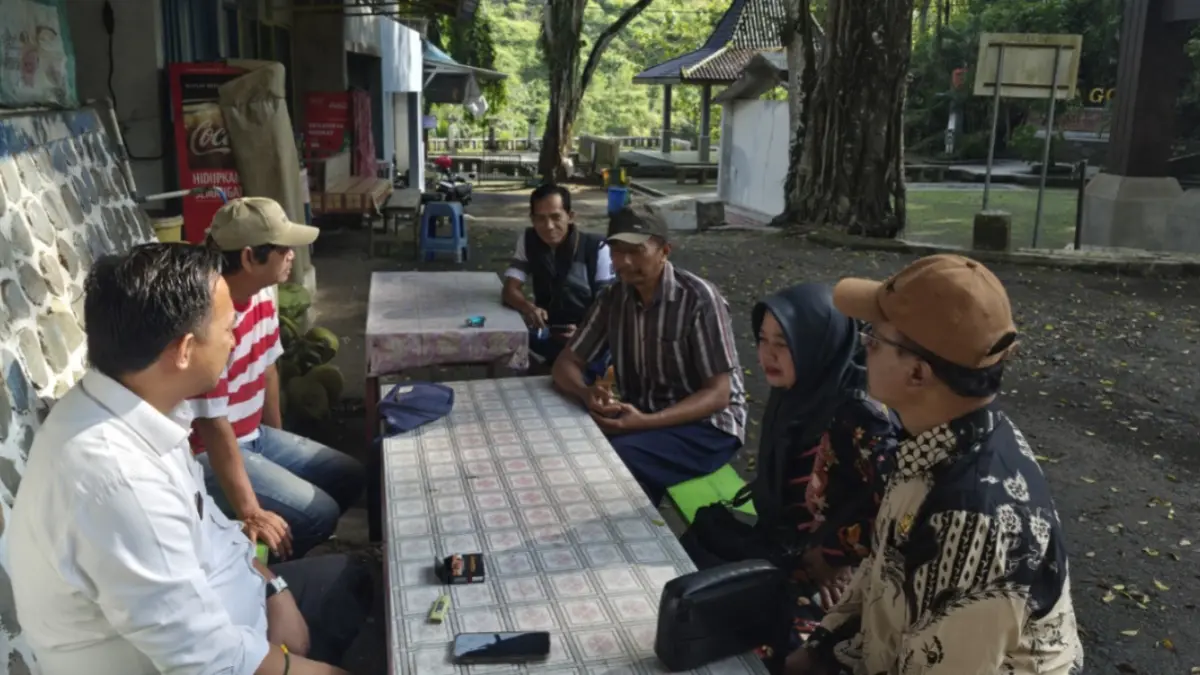 Ketua DPRD Pacitan berdialog dengan warga terkait sengketa lahan di kawasan wisata Goa Gong. FOTO: NUR CAHYONO/RADAR PACITAN