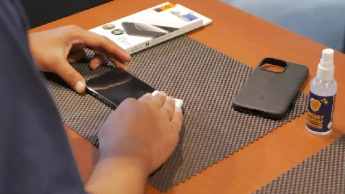 Membersihkan Handphone