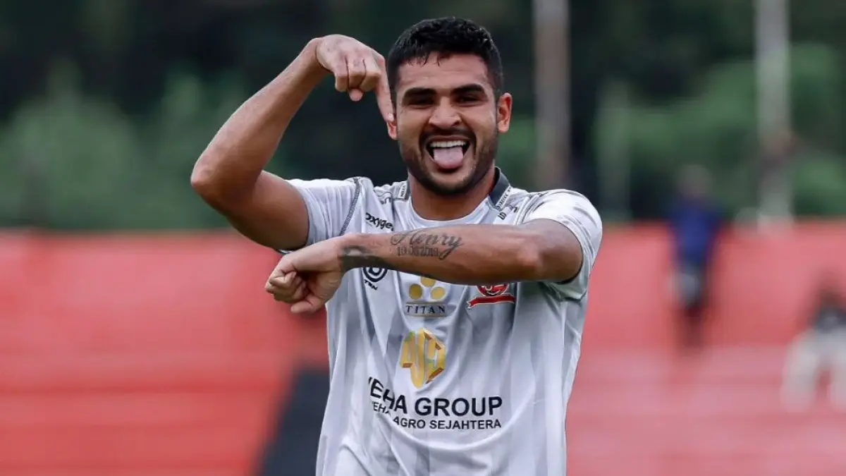 PEMBEDA; Pemain Madura United Junior Brandao usai mencetak gol ke gawang Semen Padang. (IG @maduraunited.fc)