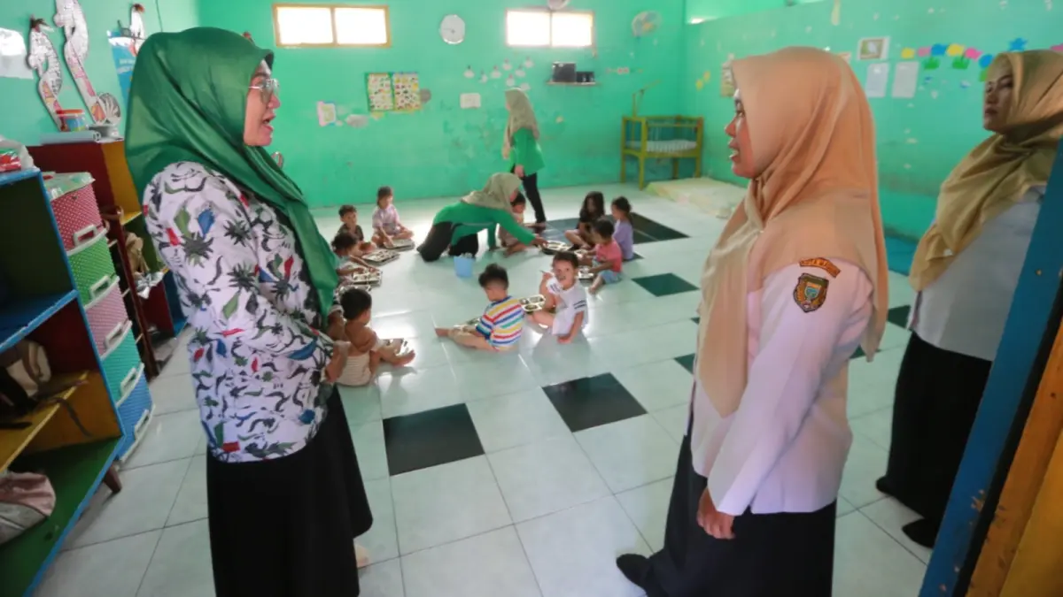 Petugas Dinsos PPPA dan Dindik Kota Madiun melakukan sidak ke daycare untuk memastikan standar layanan anak terpenuhi. BAGAS BIMANTARA/RADAR MADIUN