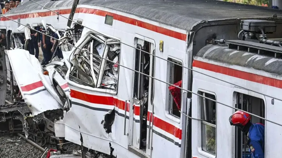 Petugas mengamati gerbong KRL Commuterline dan KA Argo Bromo Anggrek relasi Gambir-Surabaya Pasar Turi pascakecelakaan di Stasiun Bekasi Timur, Bekasi, Jawa Barat, Selasa (28/4). (ANTARA)