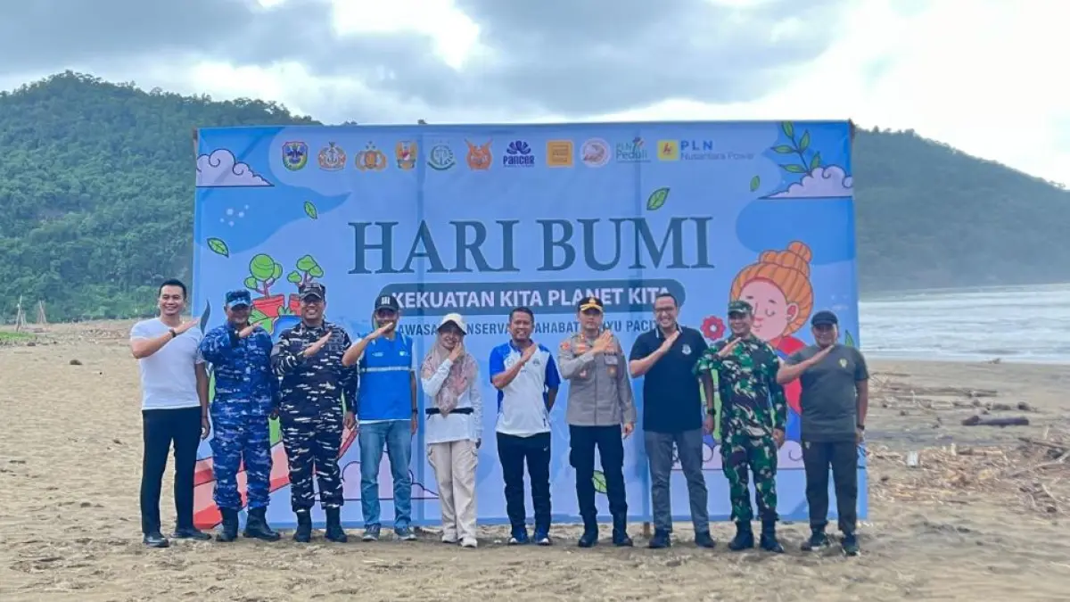 PLN NP UP Pacitan menanam 400 bibit pohon cemara dan pandan laut di Pantai Pancer Dorr memperingati Hari Bumi 2026.