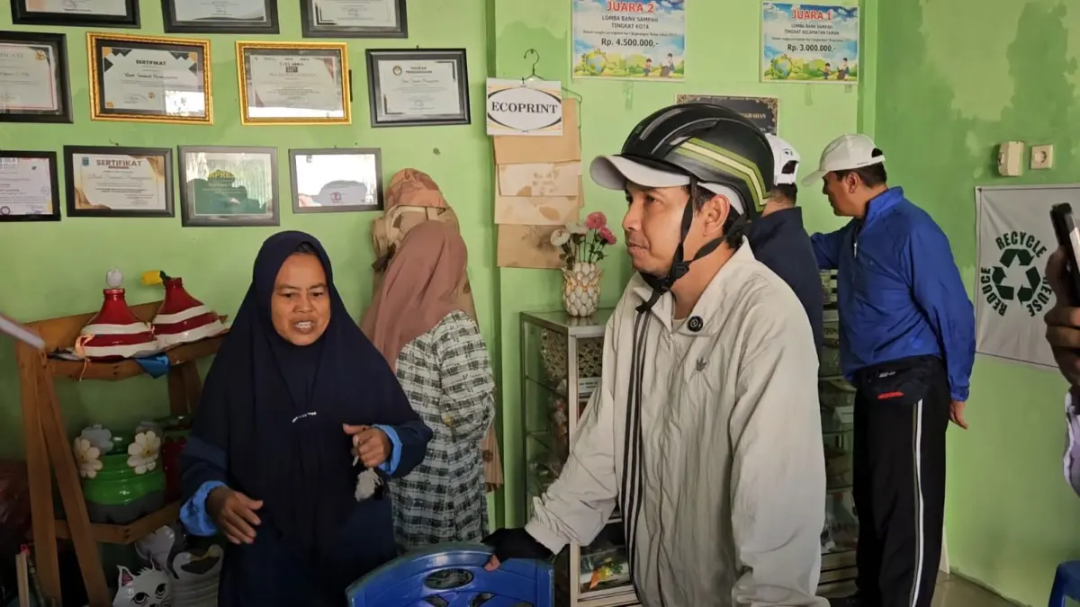 Plt Wali Kota Madiun meninjau bank sampah dan proklim yang disiapkan menjadi penggerak ekonomi berbasis lingkungan. FOTO: HENGKY RISTANTO/RADAR MADIUN