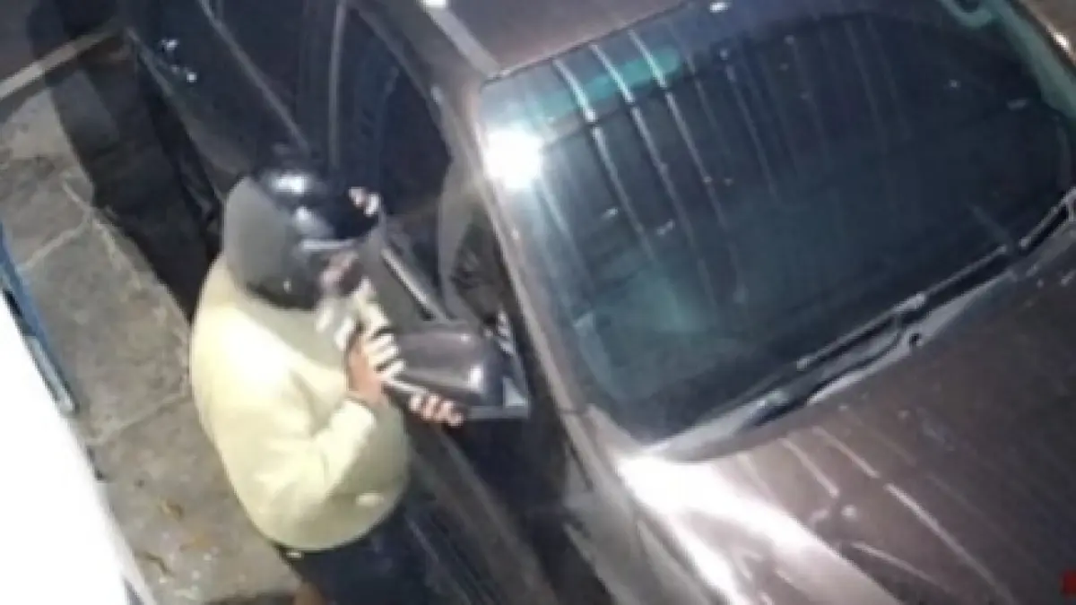 Rekaman CCTV memperlihatkan pelaku mencuri spion mobil dalam waktu kurang dari 10 detik di Ponorogo. SUGENG DWI N/RADAR PONOROGO-TANGKAPAN LAYAR