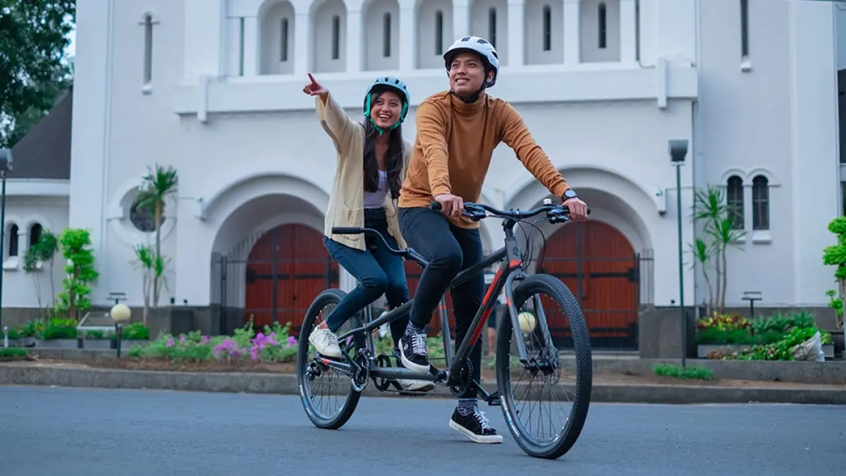 Sepeda tandem menawarkan pengalaman berbeda dengan dua pengendara.