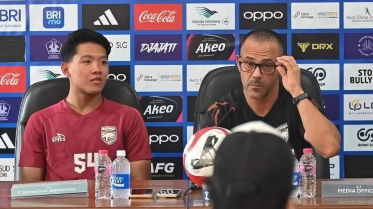 SIAP TEMPUR: Pelatih Borneo FC Fabio Lefundes saat konferensi pers jelang laga melawan Persik. (ILeague)