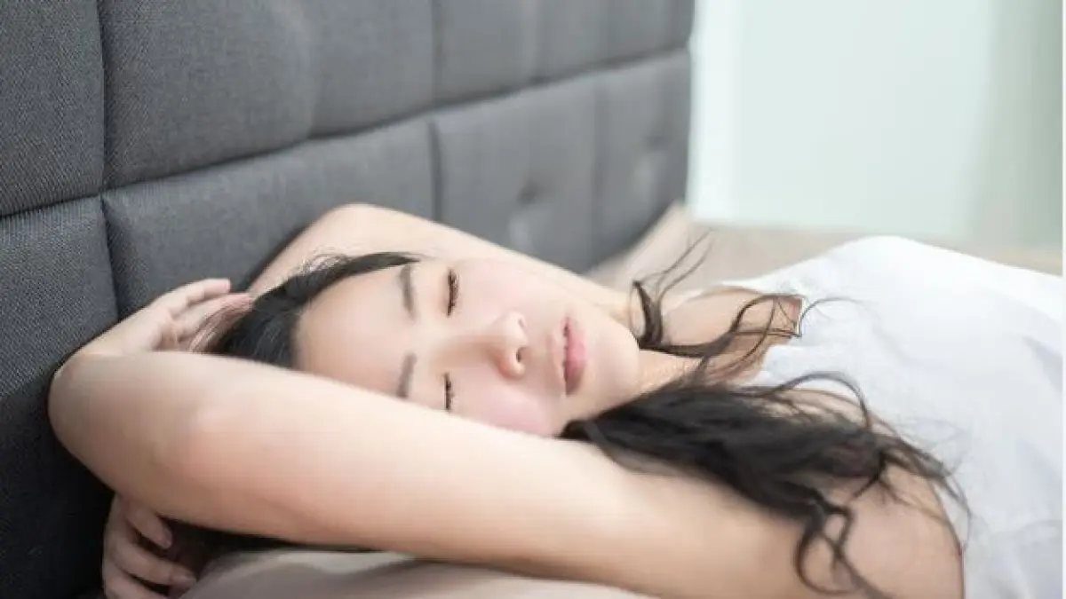 Tidur tangan di atas kepala.