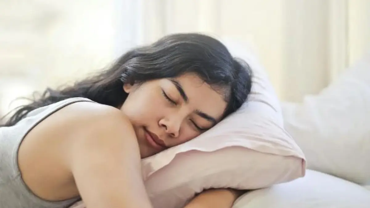 Tidur tengkurap. 