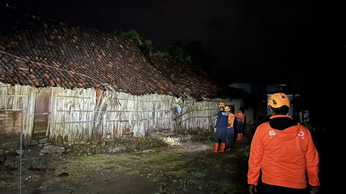 Warga membersihkan puing rumah usai diterjang angin puting beliung di Desa Nampu, Gemarang, Kabupaten Madiun. FOTO: BPBD KABUPATEN MADIUN