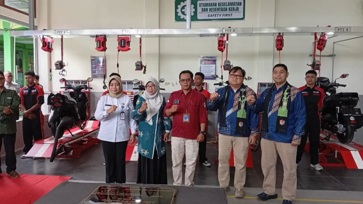 Yamaha meresmikan Kelas Khusus di SMK Yosonegoro Magetan sebagai bagian program vokasi untuk mencetak lulusan siap kerja di industri otomotif.