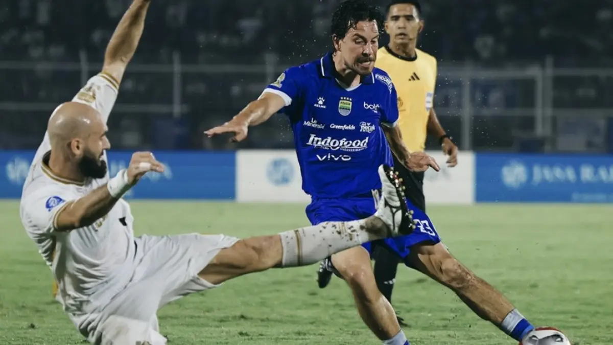 COMEBACK: Pemain Persib Bandung Thom Haye mendapat hadangan pemain Bhayangkara FC dalam laga pekan ke-30 BRI Super League. (IG @persib)