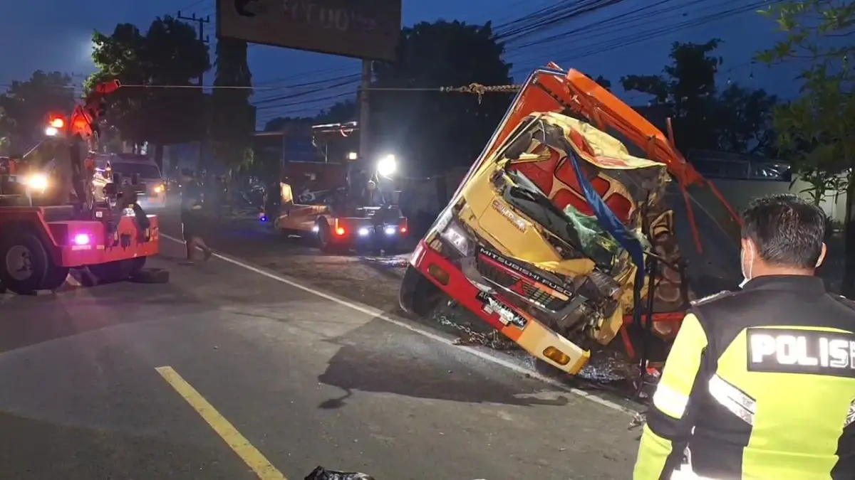 EVAKUASI KORBAN: Petugas mengevakuasi korban dari kabin truk bermuatan kayu jati yang ringsek usai menabrak truk tronton di jalur Ngawi–Karangjati, Desa Karangasri, Kamis (30/4) dini hari. ASEP SYAEFUL/RADAR NGAWI
