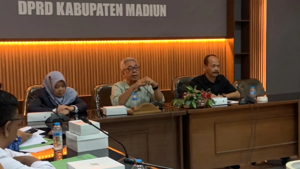 Komisi D DPRD Kabupaten Madiun menggelar RDP terkait dugaan penahanan ijazah eks karyawan perusahaan. LODITYA FERNANDES/RADAR MADIUN