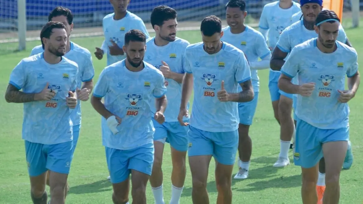 MISI BANGKIT: Para pemain Persib Bandung melakukan official training sebelum laga melawan Bhayangkara FC. (IG @persib)
