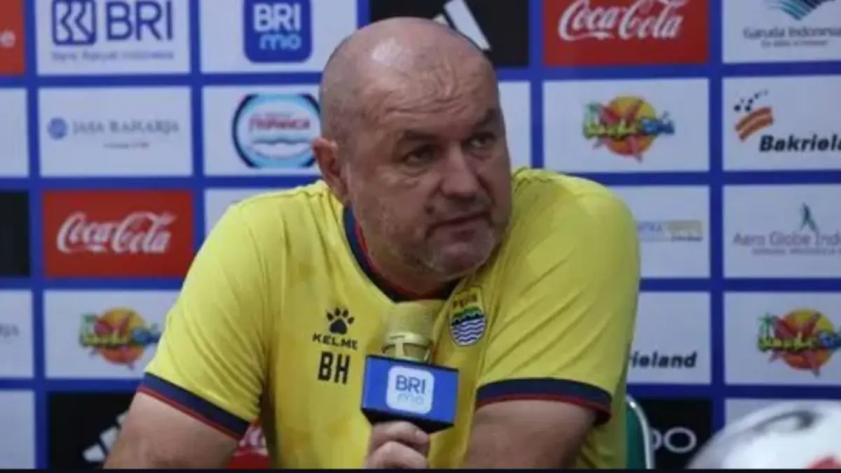 OPTIMISTIS: Pelatih Persib Bandung Bojan Hodak saat konferensi pers menjelang laga melawan Bhayangkara FC. (ILeague)