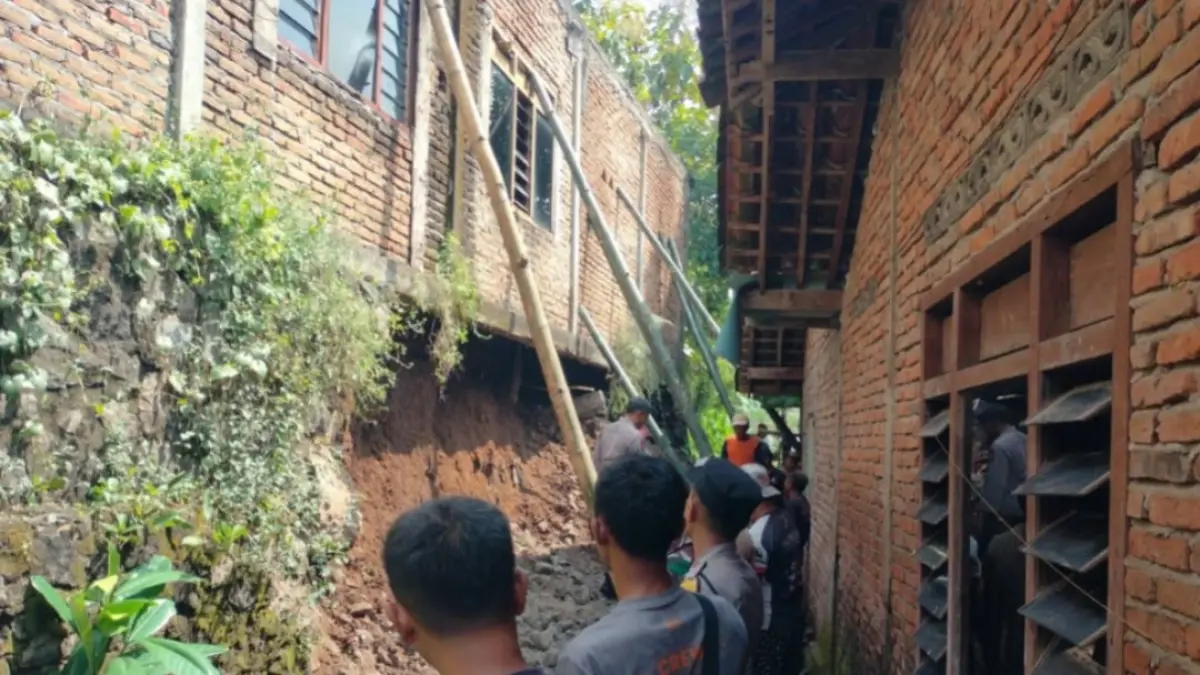 RUSAK PARAH: Dapur rumah Suyanto di Desa Turi, Panekan, Magetan, menggantung usai talud penahan fondasi longsor akibat hujan, Kamis (30/4). BPBD MAGETAN UNTUK RADAR MAGETAN