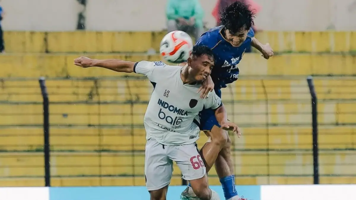 SENGIT: Pemain PSIM Jogja berebut bola dengan pemain Persita dalam laga pekan ke-30, Kamis (30/4). (IG @psimjogja_official)