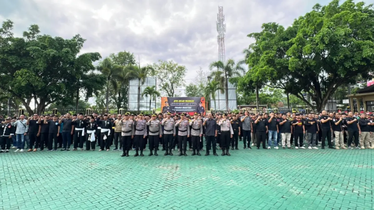 SIAGA KAMTIBMAS: Personel Polres Magetan bersama elemen masyarakat mengikuti apel Sabuk Kamtibmas di Mapolres, Kamis (30/4), memperkuat sinergi menjaga keamanan daerah. FOTO: HUMAS POLRES MAGETAN