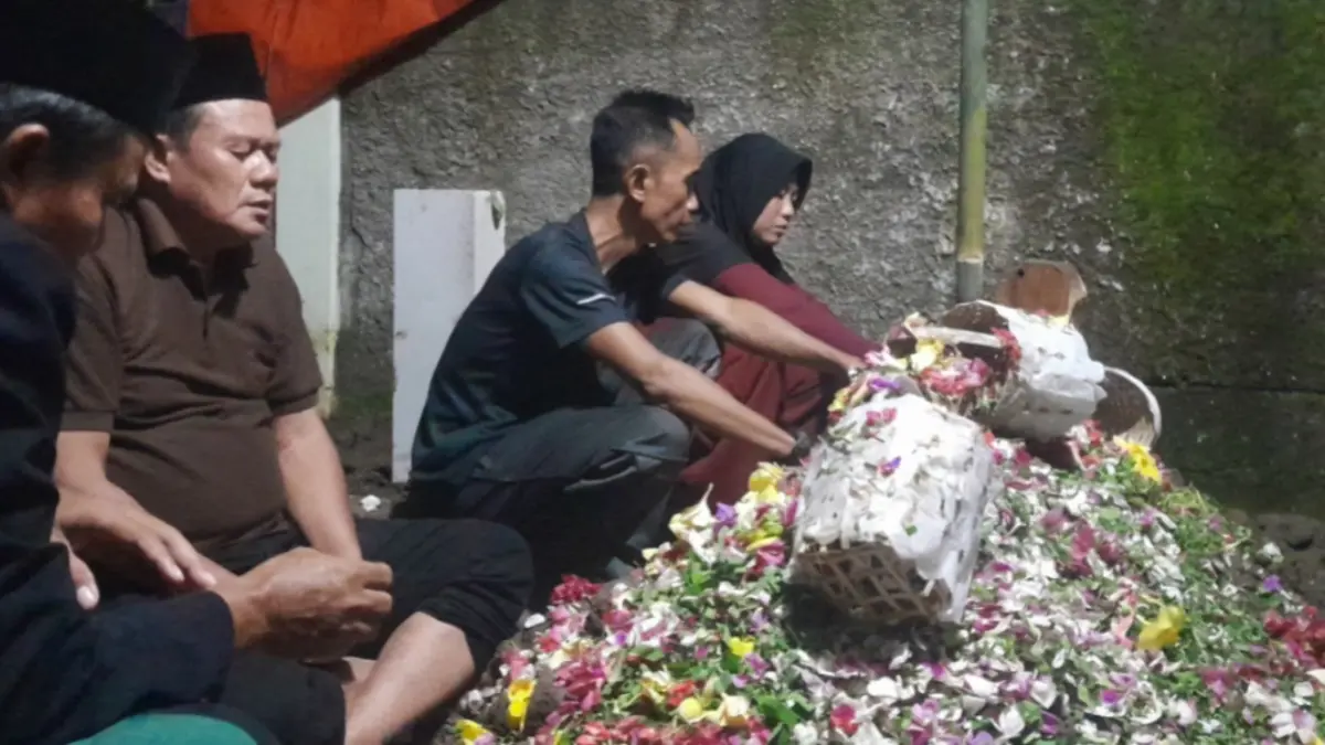 TURUT BERDUKA: Pemakaman Mia Citra Rumaisya, korban kecelakaan KA di Bekasi Timur, di TPU Desa Tambakboyo, Mantingan, Ngawi, Rabu (29/4). ASEP SYAEFUL/RADAR NGAWI