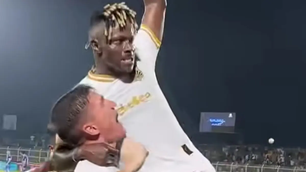 UNGGUL: Pemain Bhayangkara FC Moussa Sidibe berhasil mencetak gol kedua bagi timnya saat melawan Persib Bandung. (IG @bhayangkarafc)