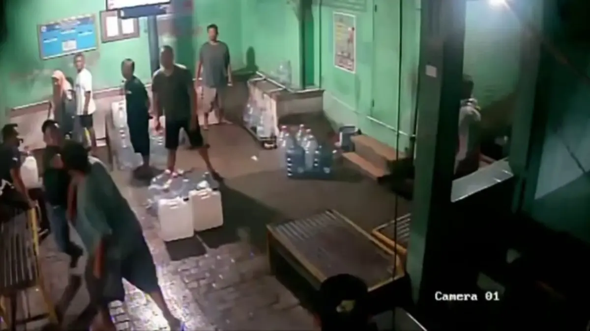 VIRAL: Tangkapan layar CCTV perkelahian dua warga di kawasan sumur bor Desa Dagangan yang sempat dikaitkan dengan antrean air. FOTO: TANGKAPAN LAYAR