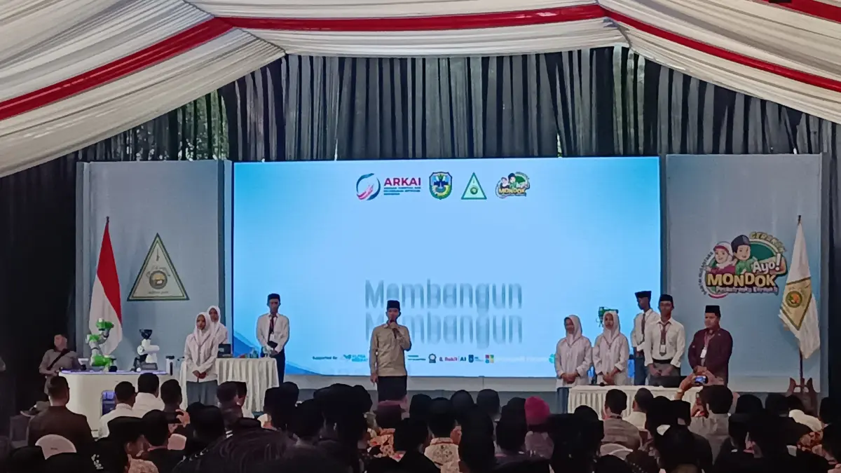 Wapres Gibran meninjau inovasi robotik dan kecerdasan buatan karya santri di Ponpes Tremas, Pacitan. NUR CAHYONO/RADAR PACITAN
