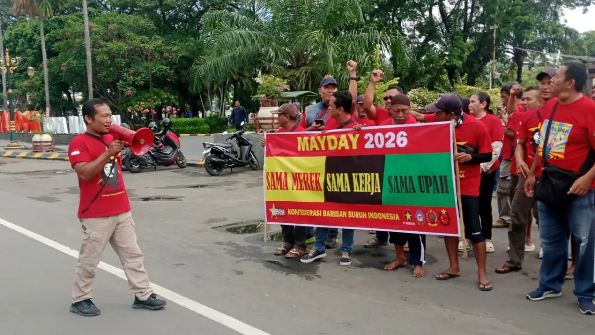 AKSI MAY DAY: Buruh dan mahasiswa menyampaikan tuntutan saat aksi damai di Alun-Alun Kota Madiun, Jumat (1/5). FOTO: SBMR