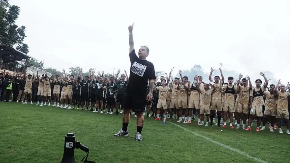 BERI DUKUNGAN: Supporter PSS Sleman atau yang dikenal Brigata Curva Sud memberikan semangat kepada timnya saat latihan. (IG @pssleman)