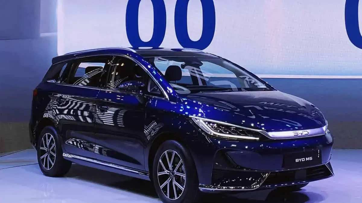 BYD M6 punya kapasitas 7 penumpang jadi pilihan tepat bagi keluarga modern. 