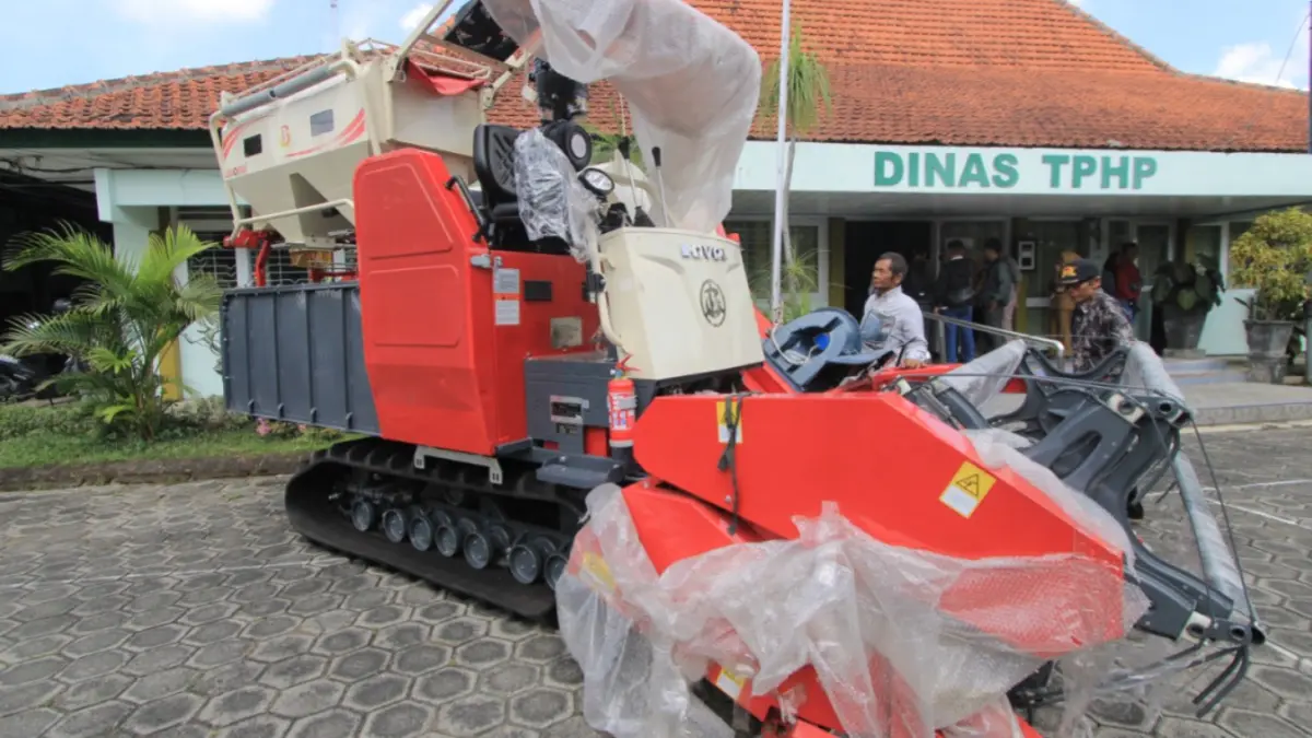 DUKUNG PERTANIAN: DTPHP Magetan menyalurkan bantuan combine harvester kepada kelompok tani untuk mempercepat panen dan meningkatkan produktivitas. FOTO: AJI PUTRA/RADAR MAGETAN