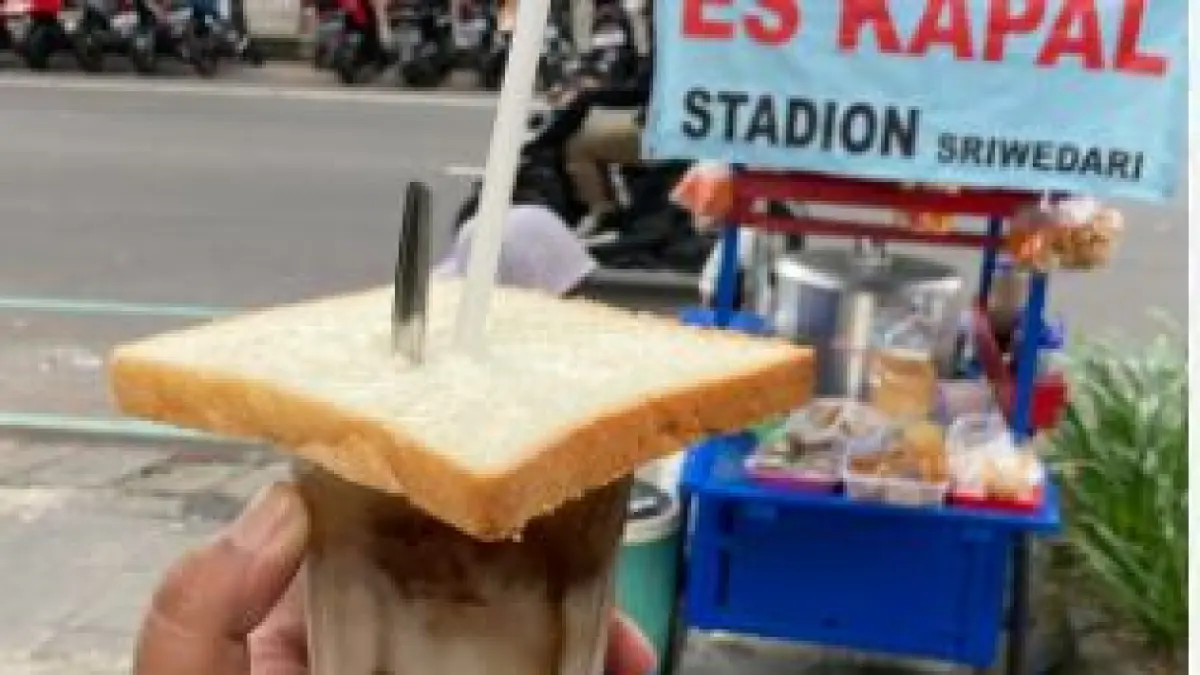 Es Kapal Depan Museum Keris Sriwedari