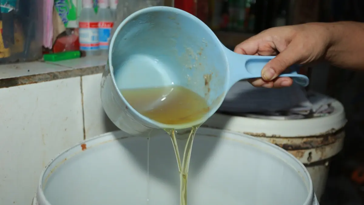 HARGA NAIK: Minyak goreng di Pasar Besar Madiun mengalami kenaikan signifikan pascalebaran, berdampak pada penurunan omzet pedagang. BAGAS BIMANTARA/RADAR MADIUN