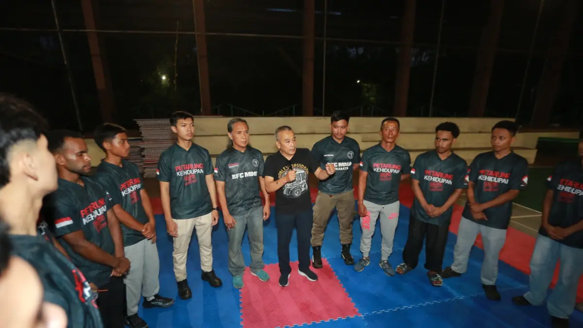 LATIHAN INTENSIF: Atlet IBCA BFC MMA Kota Madiun berlatih di GOR Wilis jelang Kejuaraan IBCA MMA Jatim 2026 dengan target empat medali emas. BAGAS BIMANTARA/RADAR MADIUN