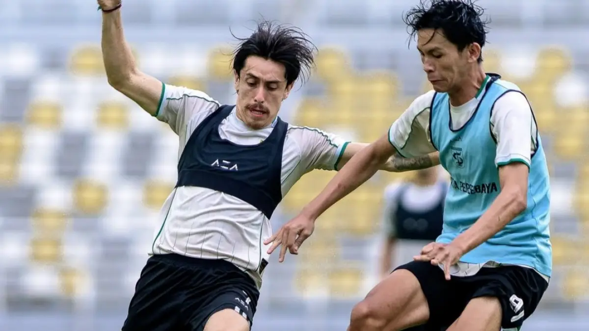 LATIHAN: Kapten Persebaya Fransisco Rivera saat menjalani sesi latihan menjelang laga melawan PSBS Biak. (IG @officialpersebaya)