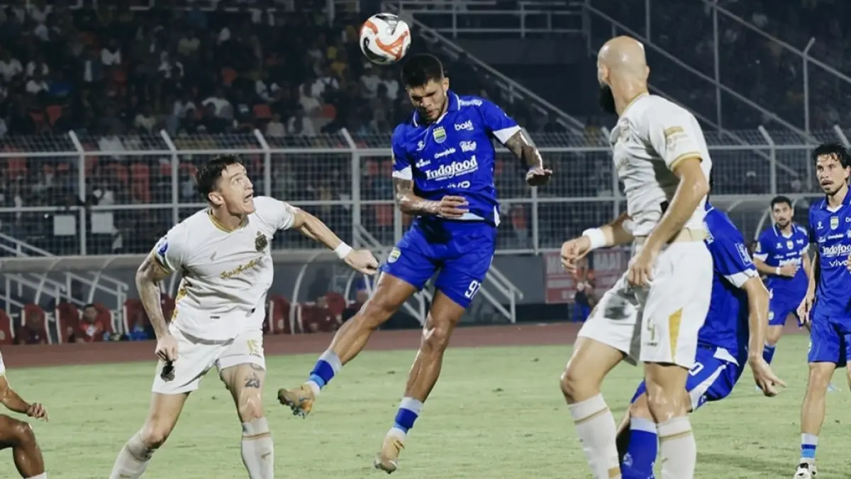MEMANAS: Persib Bandung bersaing ketat dengan Borneo FC dalam perebutan gelar juara BRI Super League musim ini. (IG @persib)