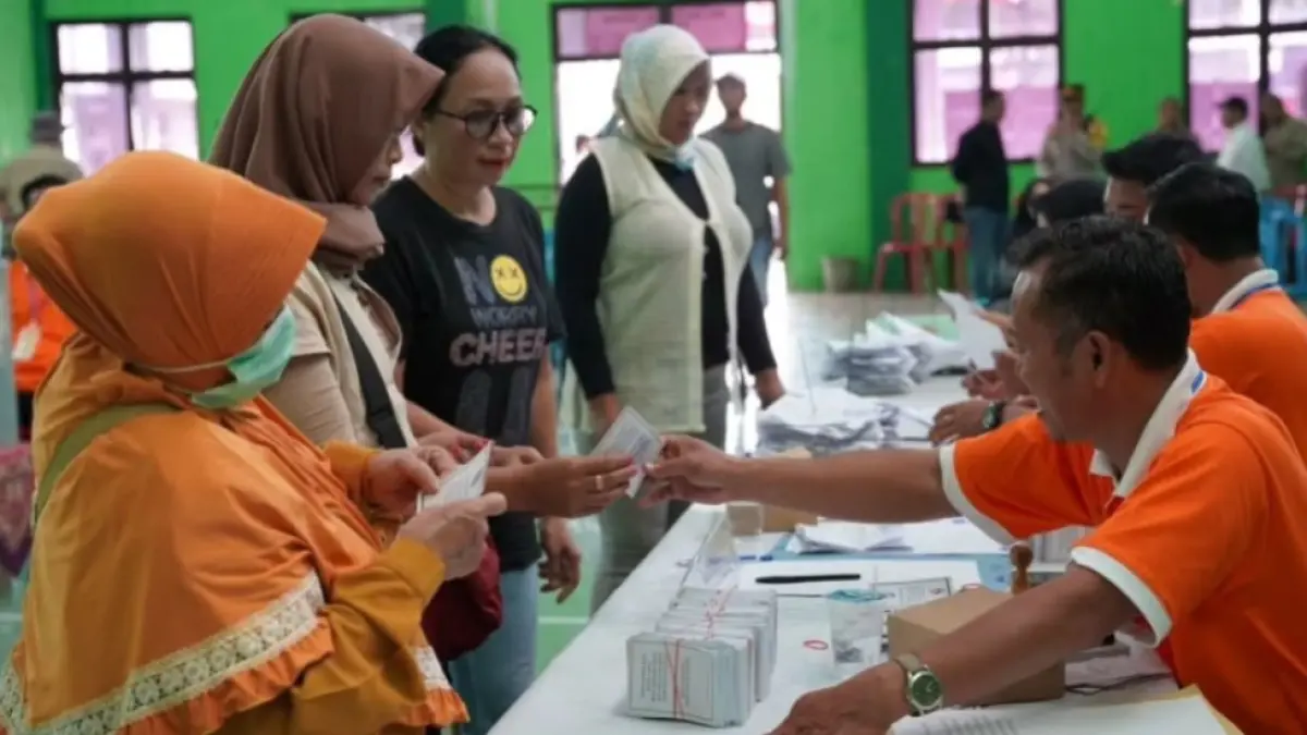 MOMEN PILKADES: Warga Pacitan menyalurkan hak pilih dalam pilkades. Tahun ini, pelaksanaan pilkades serentak dipastikan batal dan dijadwal ulang 2027. DOK RADAR PACITAN
