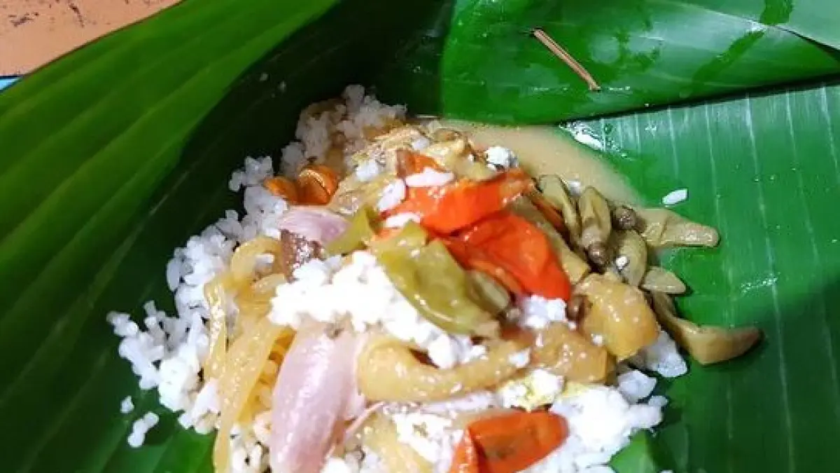 Nasi Liwet Bu Wongso Lemu, salah satu rekomendasi kuliner malam khas Solo. 