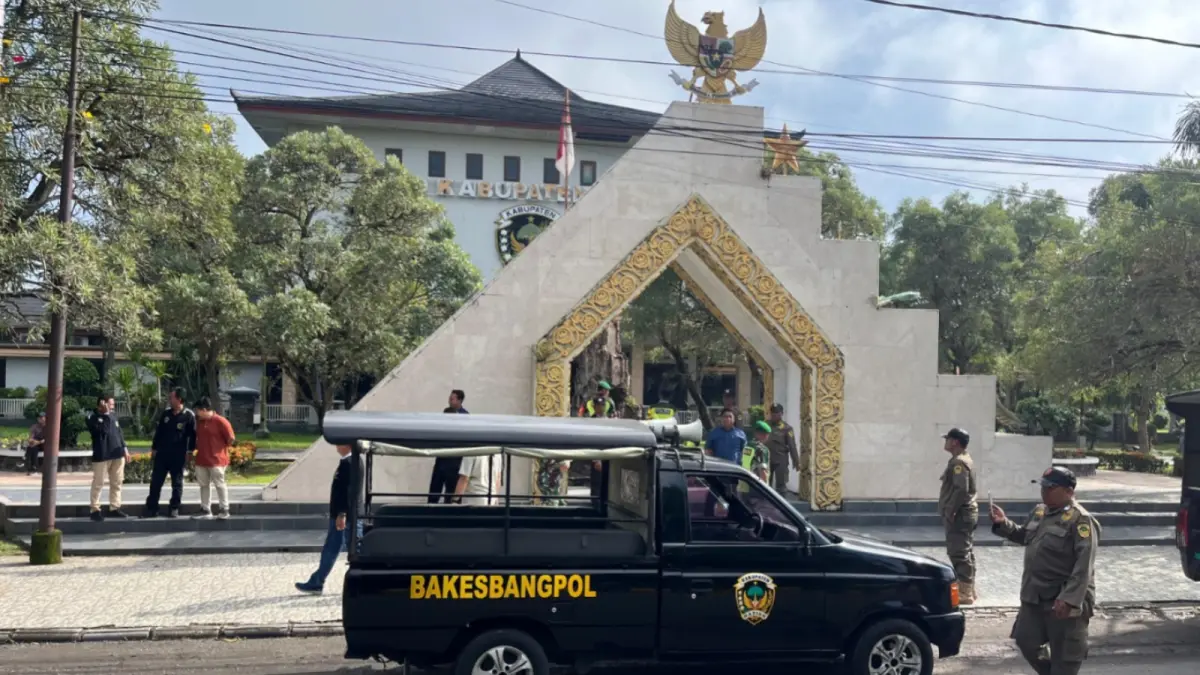 PATROLI MAY DAY: Petugas gabungan menyisir sejumlah titik di Kabupaten Madiun untuk memastikan keamanan saat peringatan Hari Buruh, Jumat (1/5). LODITYA FERNANDES/RADAR MADIUN