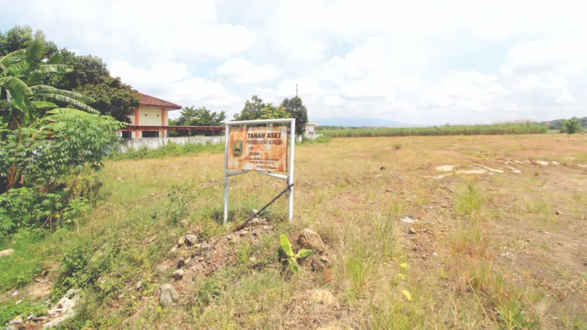 PERSIAPAN LAHAN: Proses pengurukan lahan seluas 6 hektare di Karangrejo, Magetan, untuk pembangunan Sekolah Rakyat mulai dilakukan, Jumat (1/5). AJI PUTRA/RADAR MAGETAN