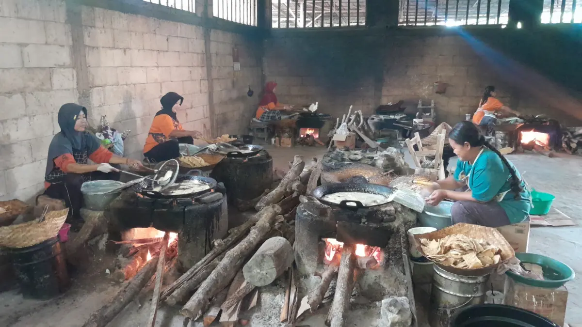 PRODUKSI TERTEKAN: Pekerja UMKM keripik tempe di Karangtengah Prandon, Ngawi, tetap berproduksi di tengah kenaikan harga minyak goreng. ASEP SYAEFUL/RADAR NGAWI