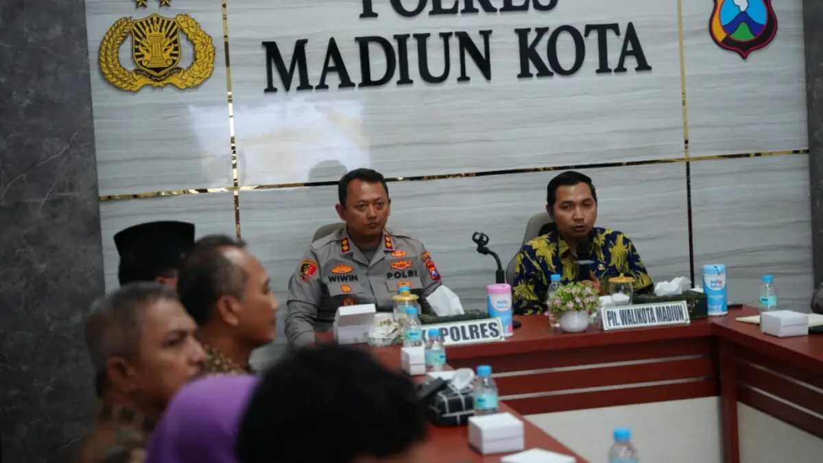 RAPAT PENGAMANAN: Forkopimda dan panitia membahas skema pengamanan deklarasi PSHT di Mapolres Madiun Kota, Kamis (30/4), mengantisipasi ribuan massa. FOTO: DISKOMINFO KOTA MADIUN