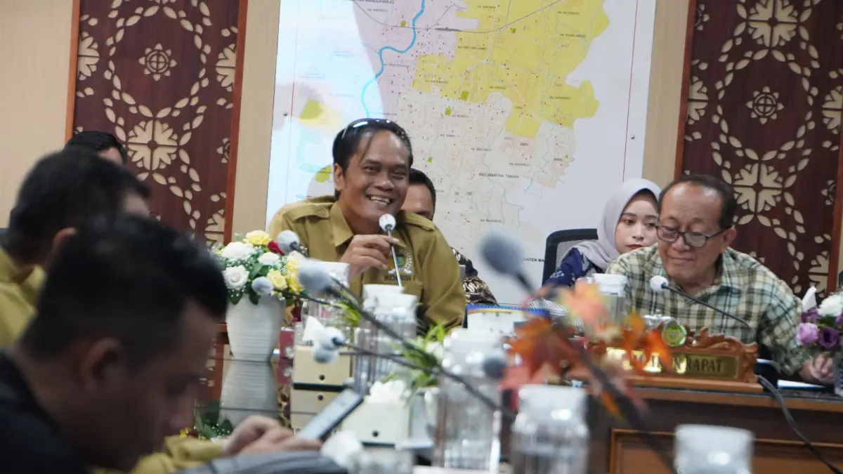 RDP SPMB: Komisi I DPRD Kota Madiun bersama OPD membahas draf kepwal SPMB SD-SMP, Kamis (30/4), termasuk usulan perubahan kuota untuk Kartoharjo. FOTO: SEKRETARIAT DPRD KOTA MADIUN