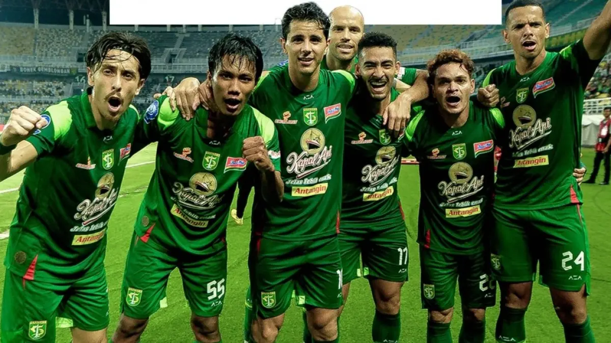 SEMANGAT: Skuad Persebaya bakal menjamu PSBS Biak pada pekan ke-31 BRI Super League hari Sabtu (2/5) sore. (IG @officialpersebaya)