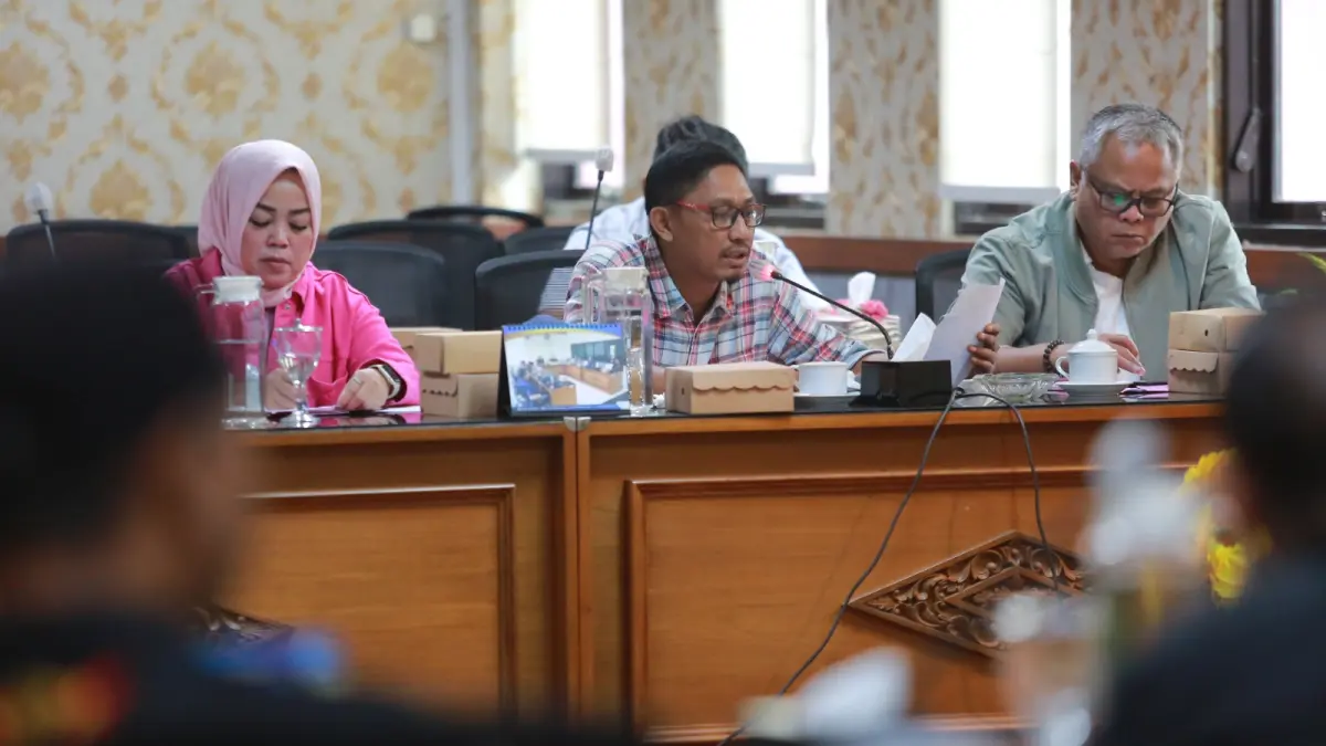 SERAP ASPIRASI: Komisi III DPRD Kota Madiun menerima audiensi ormas Skuad Nusantara, Kamis (30/4), terkait aduan proyek RPH yang dinilai bermasalah. BAGAS BIMANTARA/RADAR MADIUN