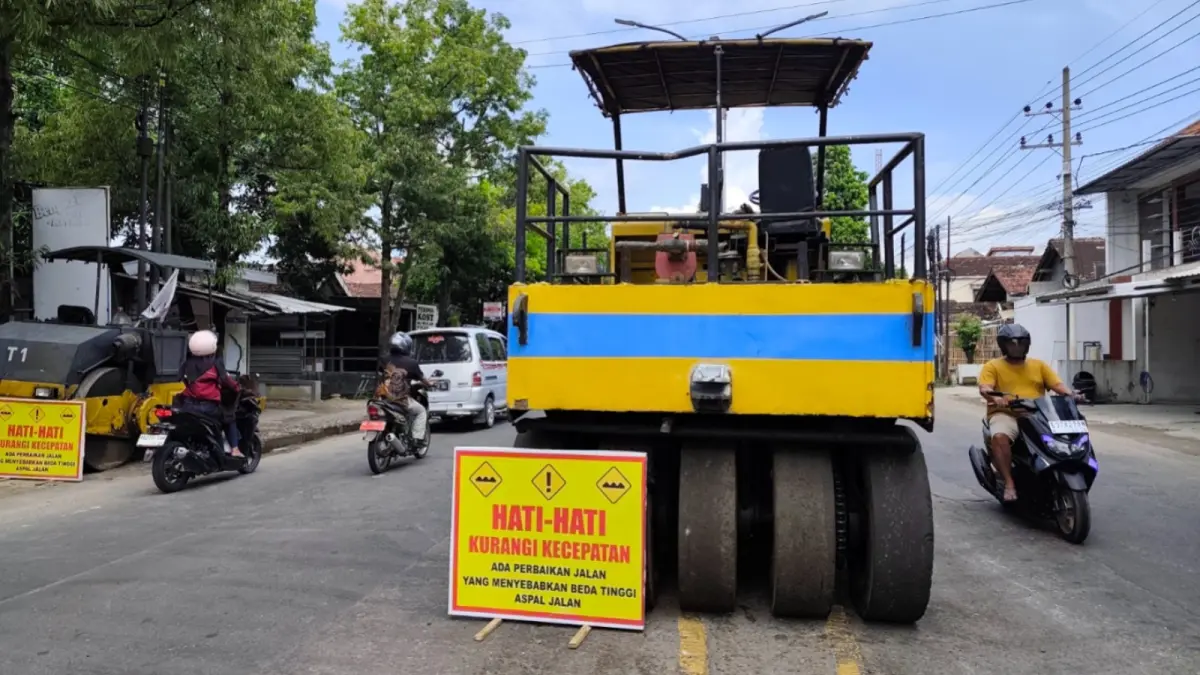 TERTUNDA: Perbaikan jalan di Ponorogo belum berjalan optimal akibat cuaca dan kenaikan harga aspal. Pemkab memastikan pekerjaan segera dimulai. SUGENG DWI N/RADAR PONOROGO