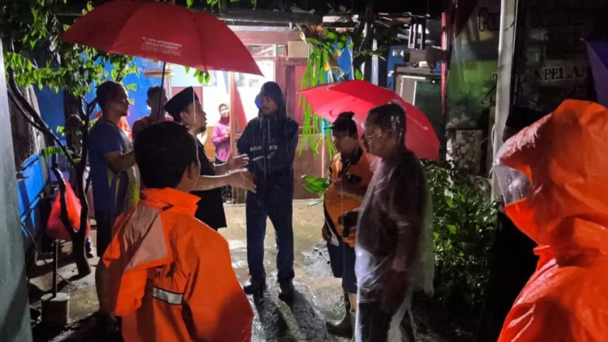 TINJAU BANJIR: Wabup Magetan bersama BPBD meninjau permukiman yang terendam banjir di Sukowinangun, Kamis (30/4) malam. AJI PUTRA/RADAR MAGETAN