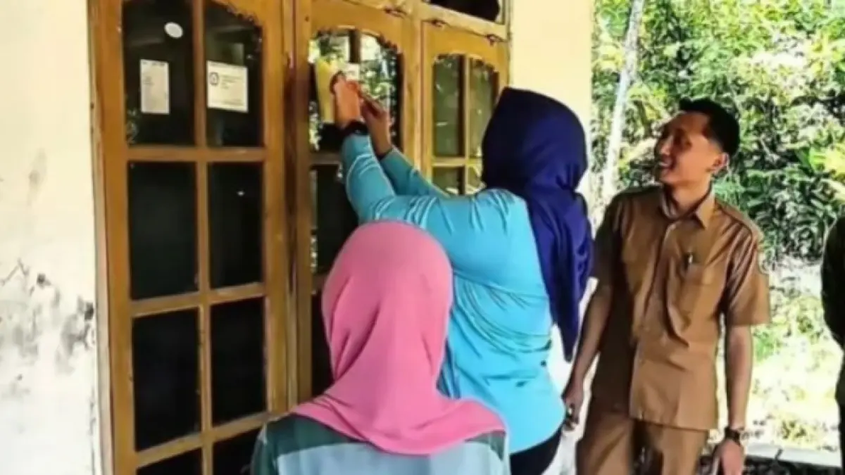 VERIFIKASI DATA: Petugas menempelkan stiker warga miskin di Pacitan sebagai bagian pendataan sosial ekonomi. Ribuan warga ajukan perubahan desil. NUR CAHYONO/RADAR PACITAN