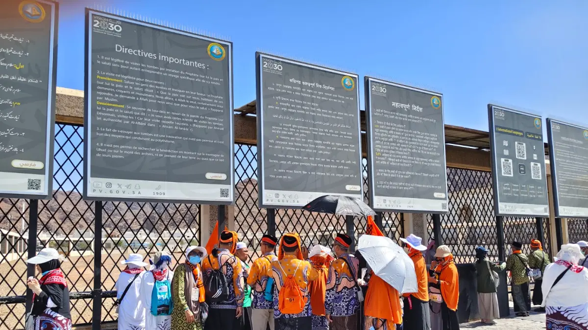 CJH Kloter SUB 22 asal Kota Madiun saat mengikuti city tour di Jabal Uhud, Madinah. Cuaca panas kering mulai memicu keluhan kulit pecah pada jemaah. FOTO: ISTIMEWA